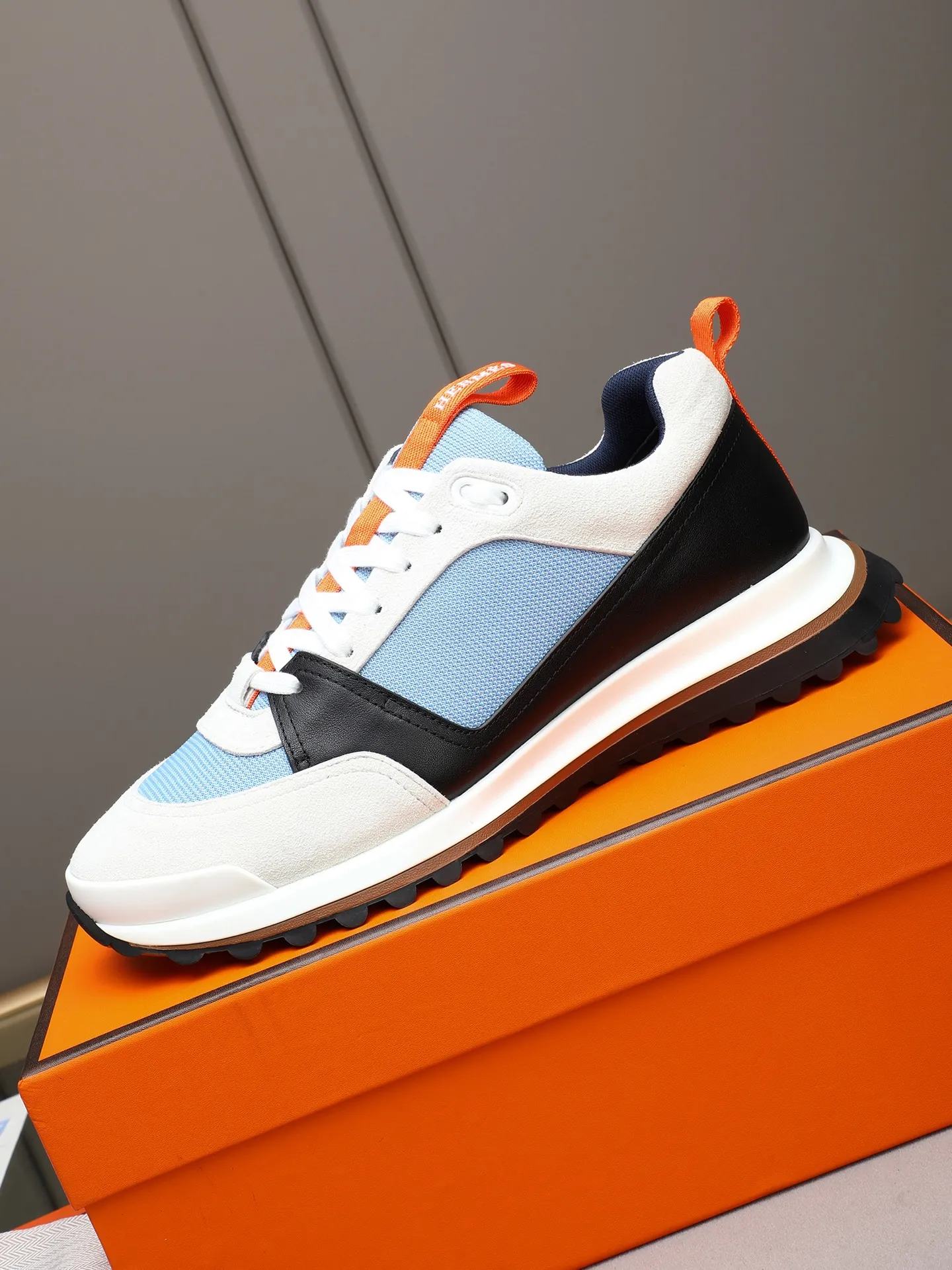 PP680【Hermes】fe new arrival~New Bouncing sneakers are the most comfortable shoes from Hermès. They are extremely light on the feet and look great. You won’t feel tired even when you go shopping and running around. 👍Very light and comfortable. Extremely light. Perfect for both sports and leisure. They feel great when you step on them! It’s up to you to choose, there’s always what you want~ ✔️Fabric: Imported first-layer cowhide ✔️Inner lining: Imported water-dyed cowhide ✔️Outsole: Seamless combination of IP+TPU (multi-color letters) German technology irradiation machine ✔️Code number: Male 38-44 (45 customized)